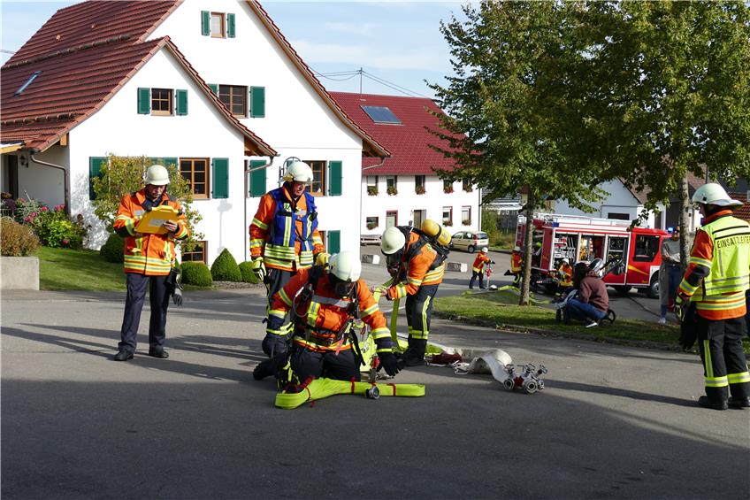 Glashütter Feuerwehr-Abteilung zeigt, dass sie auch schwierige Lagen meistert