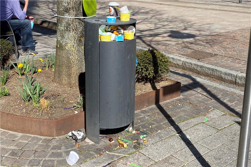 Sonnenschein zieht Flaneure in die Balinger Innenstadt: Müll sorgt für Ärger und Diskussion