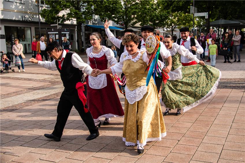 Sizilianische Volkstänzer veranstalten auf Balinger Marktplatz ein farbenfrohes Spektakel