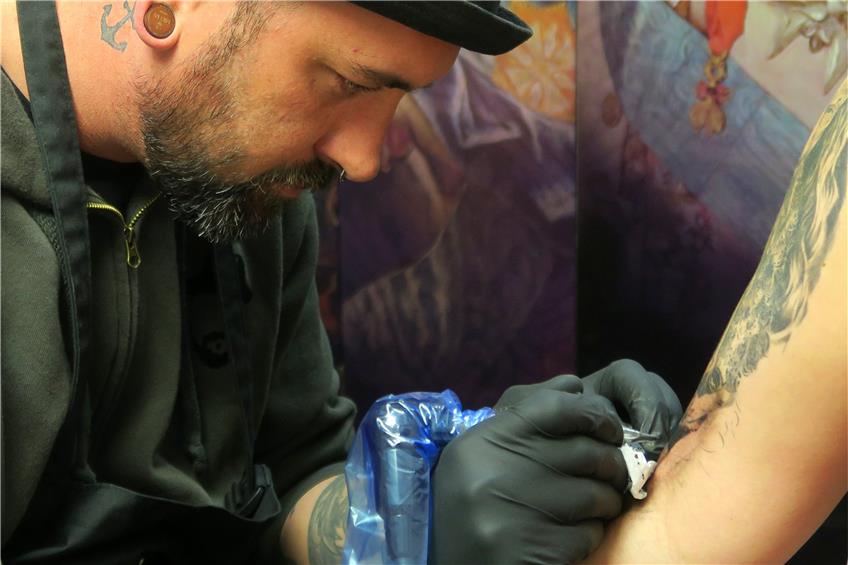 Die Haut als lebendige Leinwand: der Geislinger Tattoo-Künstler Dominic Wesser im Portrait