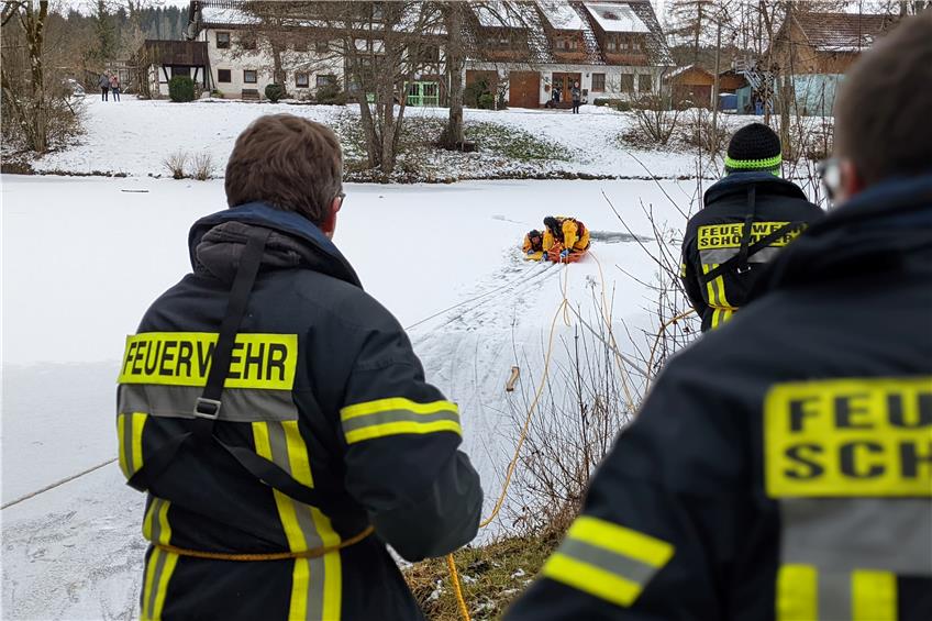 Eisrettungsübung am Schömberger Stausee: Feuerwehr trainiert für den Ernstfall