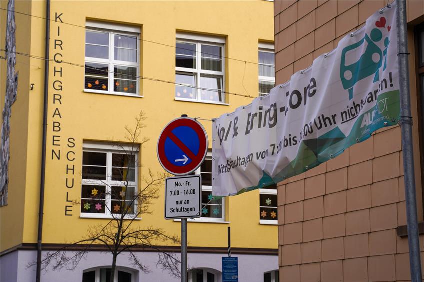 Stadtverwaltung testet Hol- und Bringzone für „Elterntaxis“ bei Ebinger Kirchgrabenschule