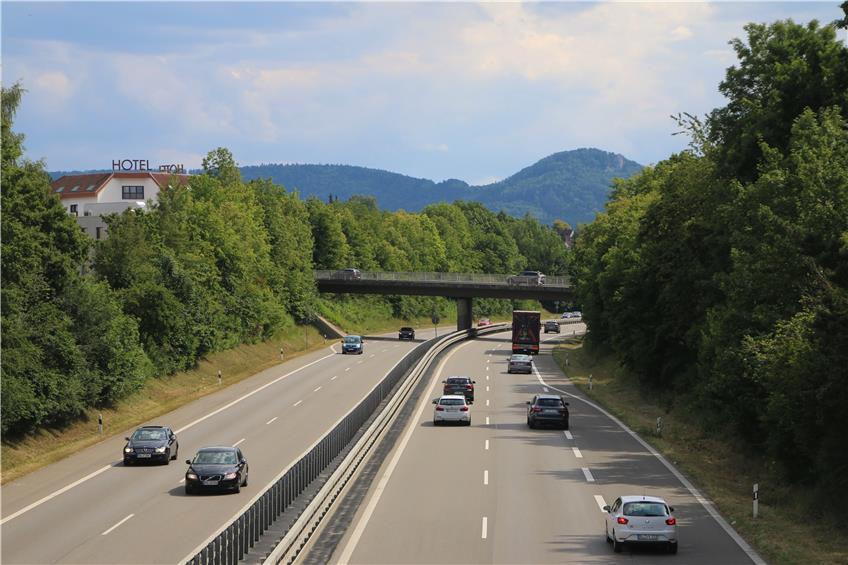 Unbekannter wirft Stein von Balinger B27-Brücke auf Auto: Polizei bittet um Zeugenhinweise
