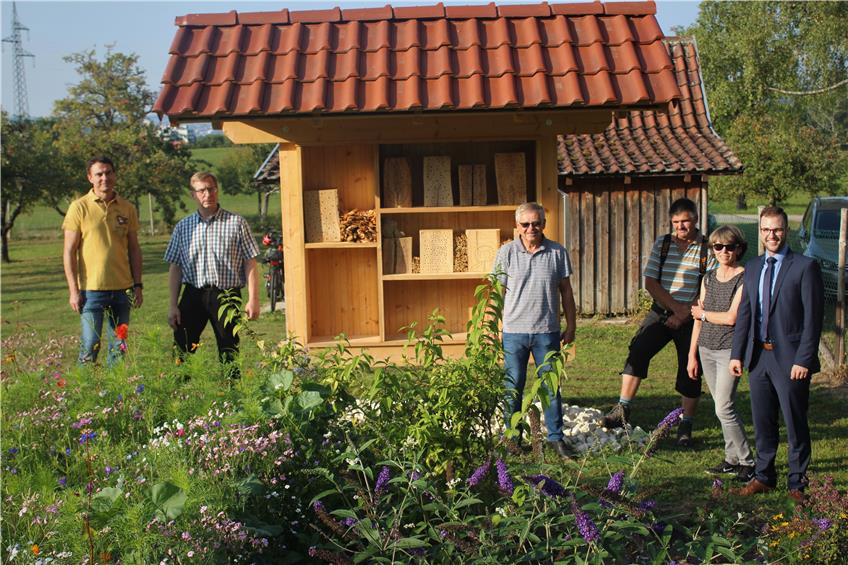 150 Löcher sind schon bewohnt: Insektenhotel des Weilstetter Obstbauvereins wurde eingeweiht