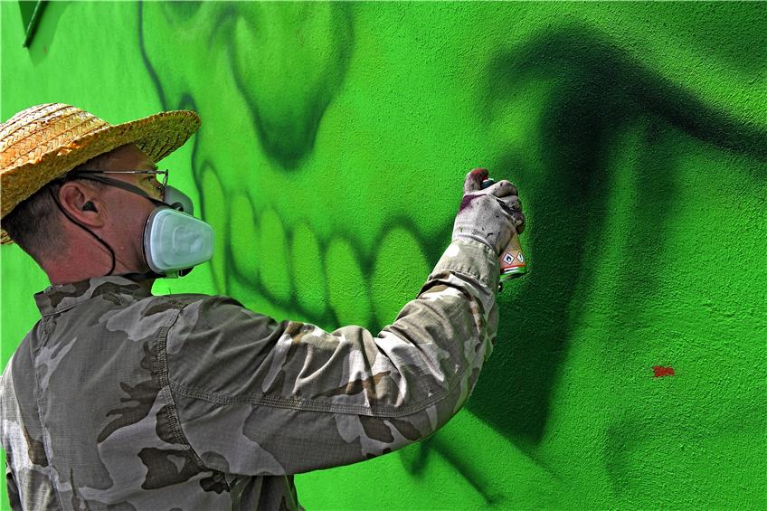 Sprayer WON ABC erklärt, wie in Frommern aus einer Fassade ein Graffiti-Kunstwerk wird