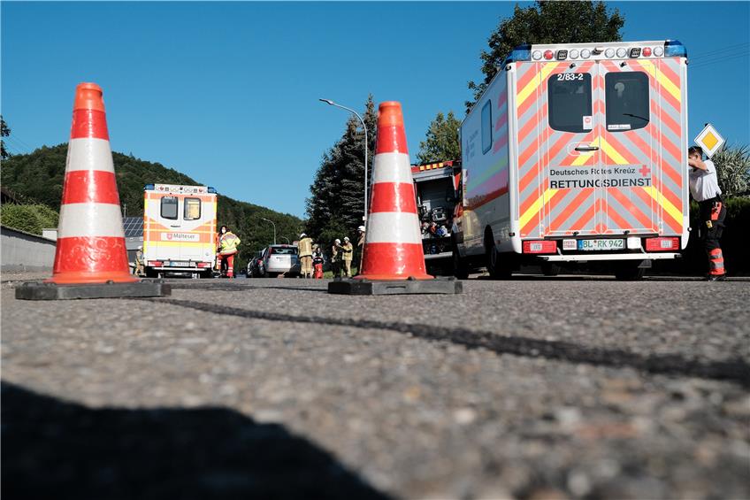 Unfall in Pfeffinger Ortsdurchfahrt: Feuerwehr und Rettungsdienst im Einsatz