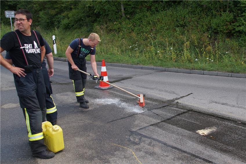 Rätselhafte Flüssigkeit auf Fahrbahn: Feuerwehr an Kreuzung bei Schmiden im Einsatz