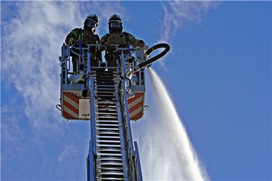 Brand in Tieringer Textilfirma mit Vermissten – Feuerwehrabteilungen meistern die Übung