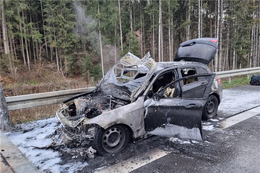 Auto brennt in Wessinger Senke: B27 bei Bisingen gesperrt