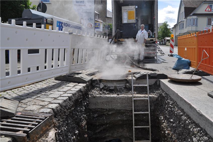 Es dampft und zischt: Rohrsanierung in Geislinger Brückenstraße früher fertig als geplant