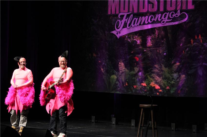 Derb, unkorrekt und pink: Das Duo Mundstuhl macht die Balinger Stadthallenbühne unsicher
