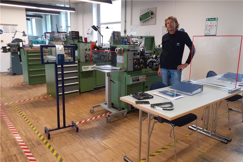 Das Leben kehrt zurück: IHK-Lehrwerkstatt in Albstadt nimmt Betrieb wieder auf