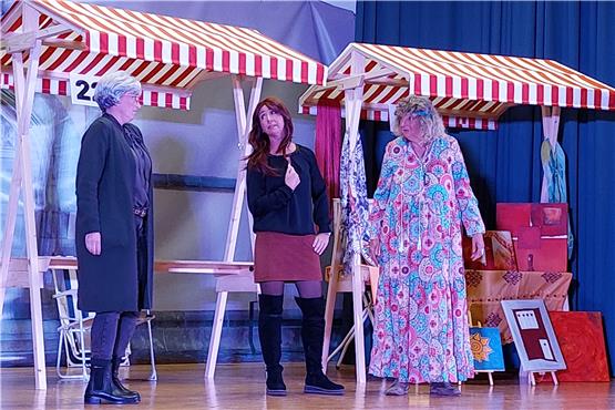 Trara auf der Bühne: Das Volkstheater Balingen eröffnet seine Spielsaison in Endingen