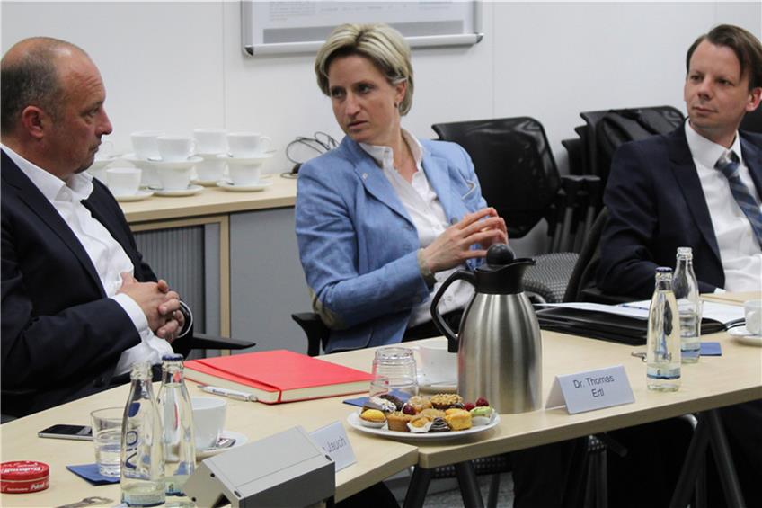 Wirtschaftsministerin wirbt bei Baxter in Hechingen für mehr Flexibilität