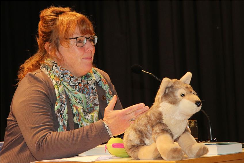 Albstädter Literaturtage: Nicola Förg lässt im Ebinger Bildungszentrum die Wölfe heulen