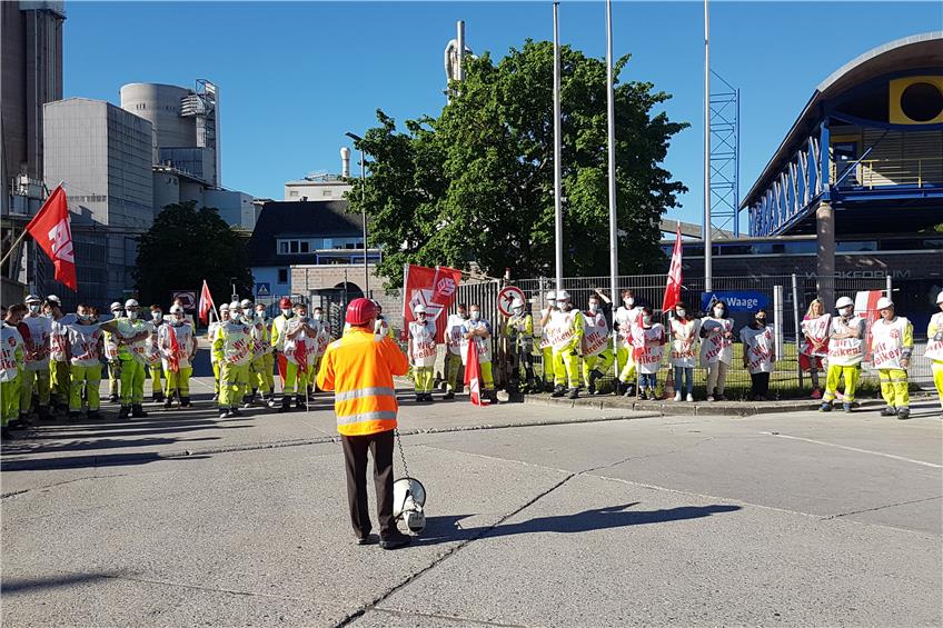 Warnstreik bei Holcim in Dotterhausen: IG Bau erhöht Druck bei Tarifverhandlungen