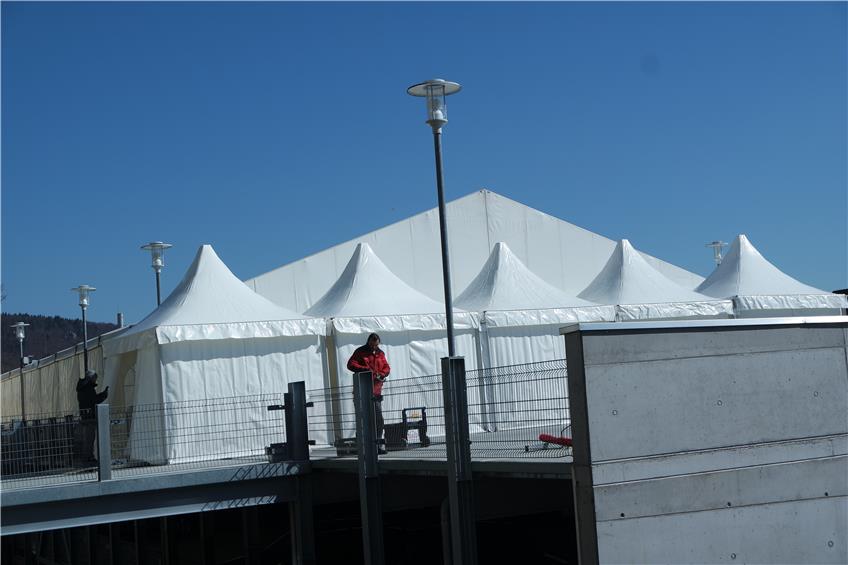 Für alle Fälle: Am Ebinger Krankenhaus wird ein Zelt für Corona-Patienten aufgebaut