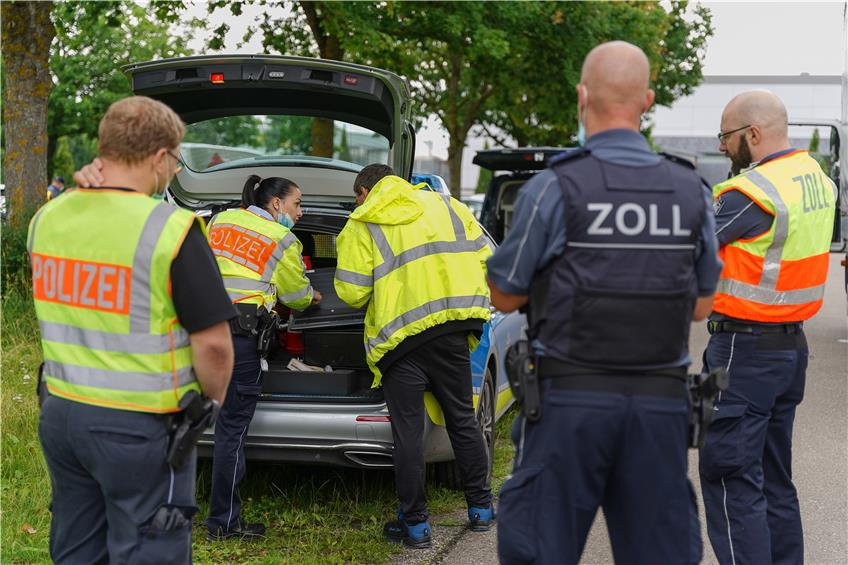 Von Schmuggel bis Schwarzarbeit: Zoll kontrolliert Paketliefernde an der Bundesstraße in Balingen
