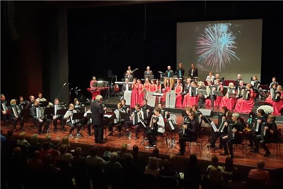 Balinger Akkordeon-Orchester feiert Jubiläum: Zum Finale sind rund 70 Musiker auf der Bühne