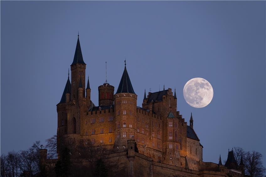 Foto des Tages: die Burg Hohenzollern im Vollmondschein
