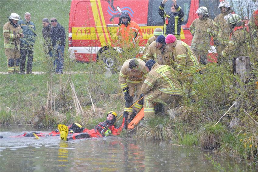 Bei Sauwetter und Kälte proben Feuerwehren eine Wasserrettung am Oberdigisheimer Stausee