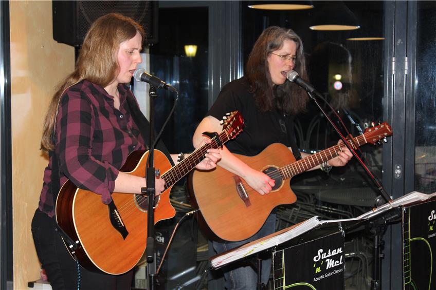 Susan’n’Mel traten in Schömberg auf: Entspannte Gitarrenmusik mit Ohrwurmtendenzen